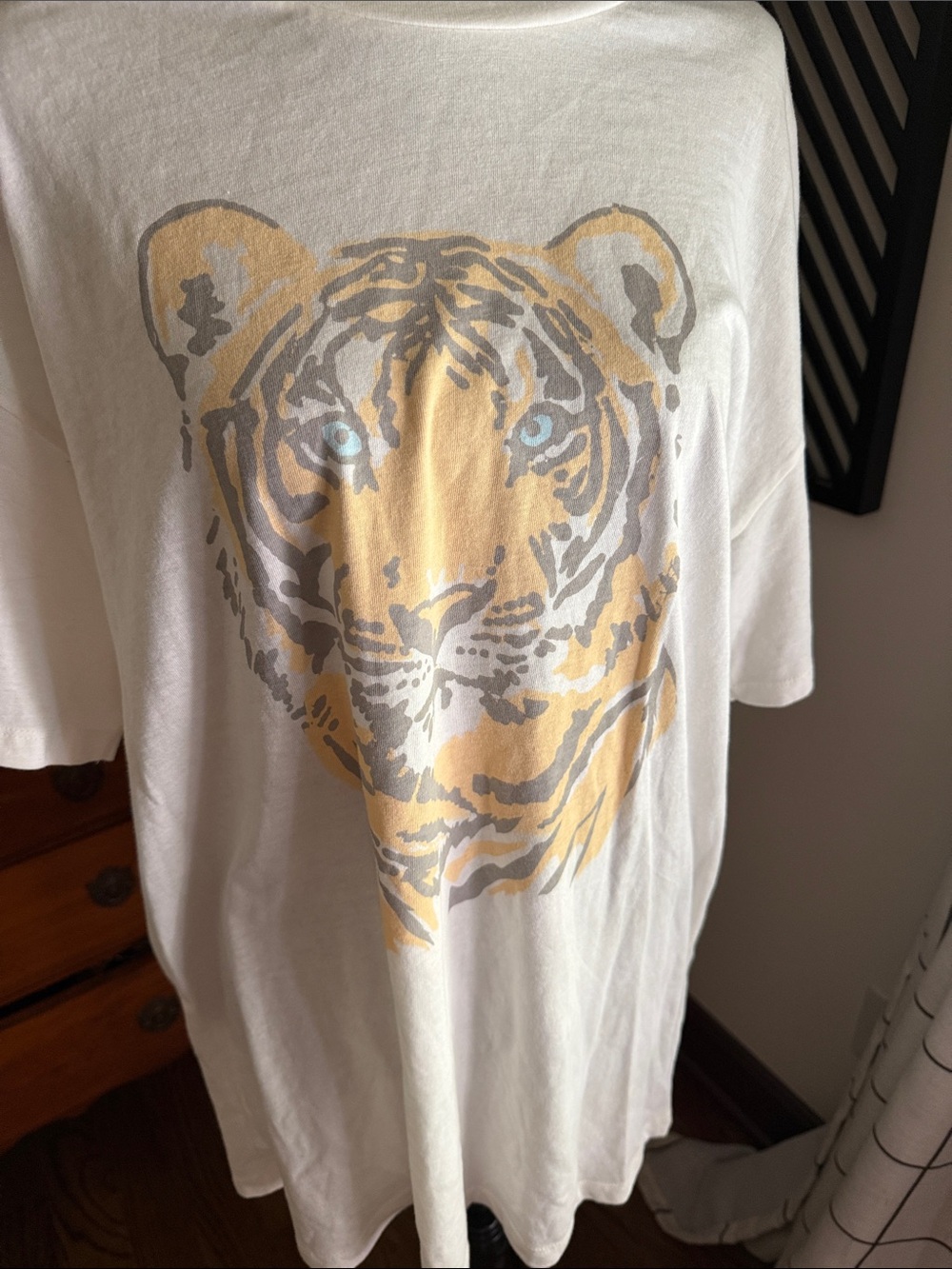 American Eagle Outfitters off white Graphic Tee with Yellow Tiger Print medium - Picture 2 of 13